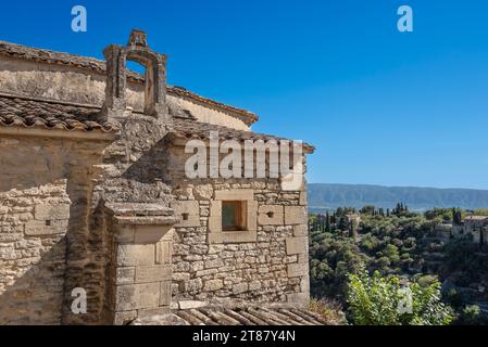 Alte historische Häuser aus braunen und beigefarbenen Steinen in Gordes, Frankreich Stockfoto