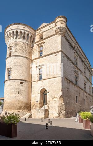 Alte historische Burg aus braunem und beigem Stein Château de Gordesin Gordes, Frankreich Stockfoto