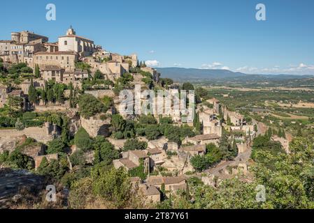 Panoramablick auf die kleine Stadt Gordes in Frankreich, die auf einem Hügel erbaut wurde Stockfoto