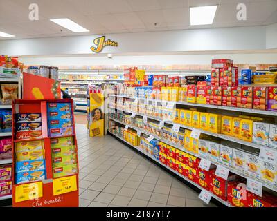 Utica, New York - 6. November 2023: Landscape View of the Juice Department of Chanatry's Hometown Market. Stockfoto