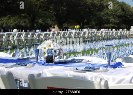 Shabbat-Tischset für Geiseln mit israelischer Flagge für 1400 Ermordete Stockfoto