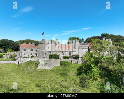 Das mittelalterliche Dorf Lympne in Kent, Großbritannien, von einer Drohne aus gesehen. Viele der Gebäude in Lympne stammen aus dem 14. Jahrhundert und sind Teil von t Stockfoto