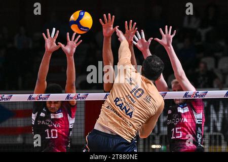 Padua, Italien. November 2023. Spike of Amin Esmaeilnezhad ( Rana Verona ) während Pallavolo Padova vs Rana Verona, Volleyball Italian Serie A Men Superliga Match in Padua, Italien, 18. November 2023 Credit: Independent Photo Agency/Alamy Live News Stockfoto