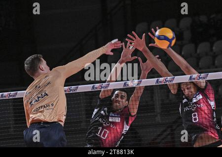 Padua, Italien. November 2023. Spike of Donovan Dzavoronok ( Rana Verona ) während des Spiels Pallavolo Padova vs Rana Verona, Volleyball Italian Series A Men Superliga Match in Padova, Italien, 18. November 2023 Credit: Independent Photo Agency/Alamy Live News Stockfoto