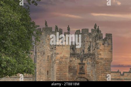 Die Stadtmauern eines alten Schlosses mit Statuen auf der Spitze Stockfoto