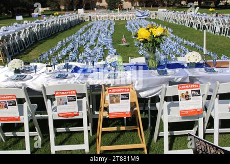 Shabbat-Tischset für Geiseln mit israelischer Flagge für 1400 Ermordete Stockfoto