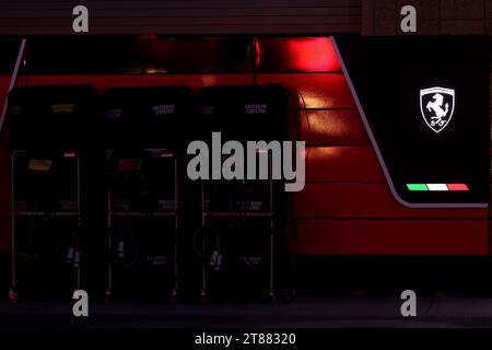 November 2023; Las Vegas, Nevada, USA. F1 Grand Prix der USA, Las Vegas; Qualifying; Ferrari-Logo im Fahrerlager Stockfoto