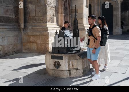 Wien, Österreich. 29. September 2023. Touristen stehen vor der St. Stephansdom-Modell auf dem Stephansplatz Stockfoto