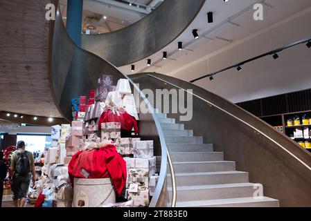 Wien, Österreich 29 September 2023 Julius Meinl berühmtes Lebensmittelgeschäft Innenausstattung Stockfoto