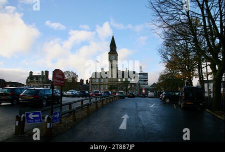 Blick auf das Rathaus und den Uhrturm im Zentrum von Chorley, Lancashire, Großbritannien, Europa Stockfoto