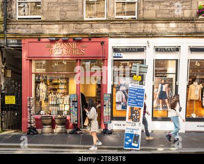 EDINBURGH, SCHOTTLAND - 7. September 2023: Die Royal Mile verläuft zwischen zwei Orten in Edinburgh, Schottland, Edinburgh Castle und Holyrood Palace Stockfoto