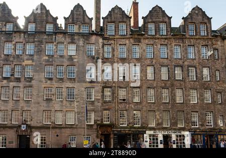 EDINBURGH, SCHOTTLAND - 7. September 2023: Die Royal Mile verläuft zwischen zwei Orten in Edinburgh, Schottland, Edinburgh Castle und Holyrood Palace Stockfoto