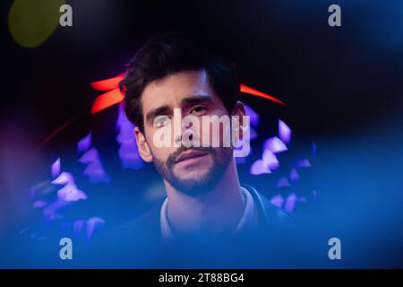 Köln, Deutschland. November 2023. Alvaro Soler geht nach der ProSieben-Show „The Masked Singer“ auf die Bühne. Quelle: Rolf Vennenbernd/dpa/Alamy Live News Stockfoto