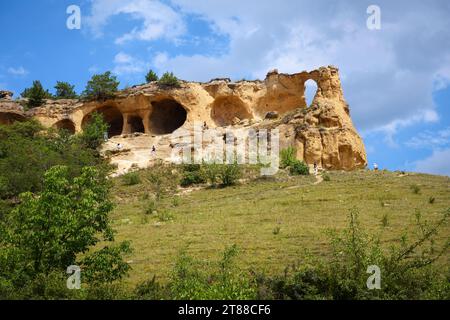 Bergring in der Nähe von Kislowodsk, Touristenattraktion in der Region Stawropol, Russland. Felsenlandschaft im Sommer, Höhlenlandschaft, Steinfensterform und Himmel Stockfoto