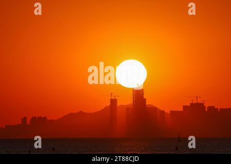 QINGDAO, CHINA - 18. NOVEMBER 2023 - Fischerboote segeln bei Sonnenuntergang an der Küste der Insel Gujia im New Areal der Westküste von Qingdao, Shandong Prov Stockfoto