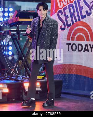 NEW YORK, NY, USA - 08. NOVEMBER 2023: Jung Kook spielt in der „Today“ Show Concert Series von NBC im Rockefeller Plaza. Stockfoto
