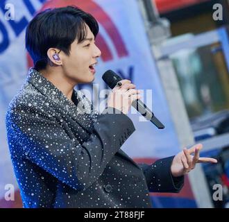 NEW YORK, NY, USA - 08. NOVEMBER 2023: Jung Kook spielt in der „Today“ Show Concert Series von NBC im Rockefeller Plaza. Stockfoto