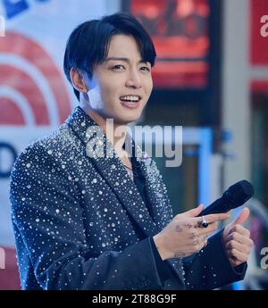 NEW YORK, NY, USA - 08. NOVEMBER 2023: Jung Kook spielt in der „Today“ Show Concert Series von NBC im Rockefeller Plaza. Stockfoto