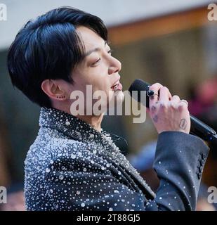 NEW YORK, NY, USA - 08. NOVEMBER 2023: Jung Kook spielt in der „Today“ Show Concert Series von NBC im Rockefeller Plaza. Stockfoto