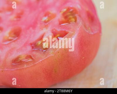 Frische Produkte, saftige rote Tomaten in Scheiben mit Fleisch und Samen, die in einem australischen Gemüsegarten angebaut werden Stockfoto