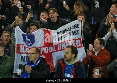 Die Fans von Hartlepool United feiern ihren Sieg beim Spiel der Vanarama National League zwischen York City und Hartlepool United am Samstag, den 18. November 2023, im LNER Community Stadium, Monks Cross, York. (Foto: Mark Fletcher | MI News) Credit: MI News & Sport /Alamy Live News Stockfoto