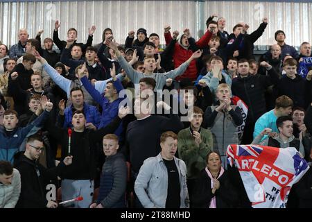 Die Fans von Hartlepool United feiern ihren Sieg beim Spiel der Vanarama National League zwischen York City und Hartlepool United am Samstag, den 18. November 2023, im LNER Community Stadium, Monks Cross, York. (Foto: Mark Fletcher | MI News) Credit: MI News & Sport /Alamy Live News Stockfoto