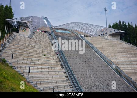 Holmenkollbakken, Norwegen - 20. Juni 2023: Das Olympische Skimuseum & Turm ist ein Touristenziel, bei dem Besucher einen Panoramablick auf Oslo im t Stockfoto
