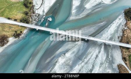 Die Drohnenlandschaft des geflochtenen Dart-Flusses, der durch ein ländliches Tal fließt, das von den südlichen Alpen begrenzt wird, in den Lake Wakatipu bei Glenorch Stockfoto