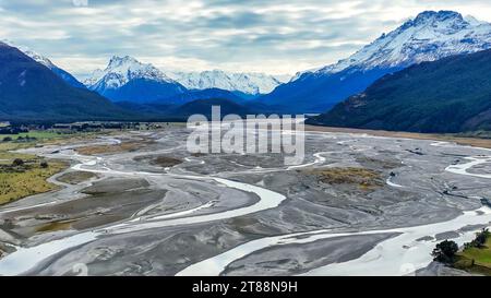 Die Drohnenlandschaft des geflochtenen Dart-Flusses, der durch ein ländliches Tal fließt, das von den südlichen Alpen begrenzt wird, in den Lake Wakatipu bei Glenorch Stockfoto