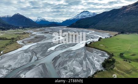 Die Drohnenlandschaft des geflochtenen Dart-Flusses, der durch ein ländliches Tal fließt, das von den südlichen Alpen begrenzt wird, in den Lake Wakatipu bei Glenorch Stockfoto