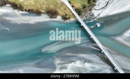 Die Drohnenlandschaft des geflochtenen Dart-Flusses, der durch ein ländliches Tal fließt, das von den südlichen Alpen begrenzt wird, in den Lake Wakatipu bei Glenorch Stockfoto