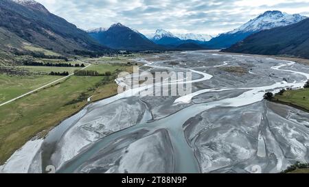 Die Drohnenlandschaft des geflochtenen Dart-Flusses, der durch ein ländliches Tal fließt, das von den südlichen Alpen begrenzt wird, in den Lake Wakatipu bei Glenorch Stockfoto