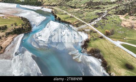 Die Drohnenlandschaft des geflochtenen Dart-Flusses, der durch ein ländliches Tal fließt, das von den südlichen Alpen begrenzt wird, in den Lake Wakatipu bei Glenorch Stockfoto