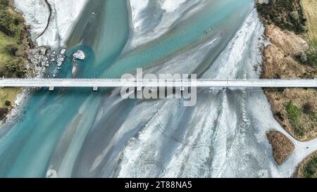 Die Drohnenlandschaft des geflochtenen Dart-Flusses, der durch ein ländliches Tal fließt, das von den südlichen Alpen begrenzt wird, in den Lake Wakatipu bei Glenorch Stockfoto