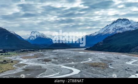 Die Drohnenlandschaft des geflochtenen Dart-Flusses, der durch ein ländliches Tal fließt, das von den südlichen Alpen begrenzt wird, in den Lake Wakatipu bei Glenorch Stockfoto