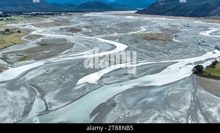 Die Drohnenlandschaft des geflochtenen Dart-Flusses, der durch ein ländliches Tal fließt, das von den südlichen Alpen begrenzt wird, in den Lake Wakatipu bei Glenorch Stockfoto