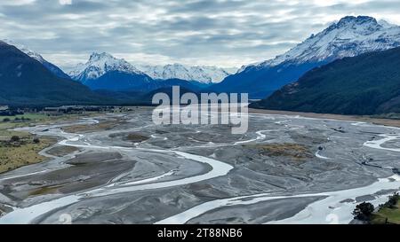 Die Drohnenlandschaft des geflochtenen Dart-Flusses, der durch ein ländliches Tal fließt, das von den südlichen Alpen begrenzt wird, in den Lake Wakatipu bei Glenorch Stockfoto