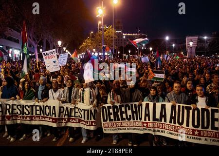 Barcelona, Spanien. November 2023. Demonstranten rufen Parolen und protestieren gegen die israelischen Angriffe auf den Gazastreifen als Reaktion auf den Angriff der islamistischen Bewegung Hamas am 7. Oktober während einer Demonstration zur Unterstützung des palästinensischen Volkes. Quelle: Matthias Oesterle/Alamy Live News Stockfoto