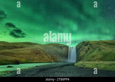 Die Nordlichter, aurora borealis, über dem Wasserfall bei Skogafoss, Island Stockfoto
