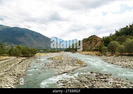 Der Fluss fließt durch die Way-il-Brücke im Srinagar-Leh National Highway im Bezirk Ganderbal im Zentrum von Kaschmir Stockfoto