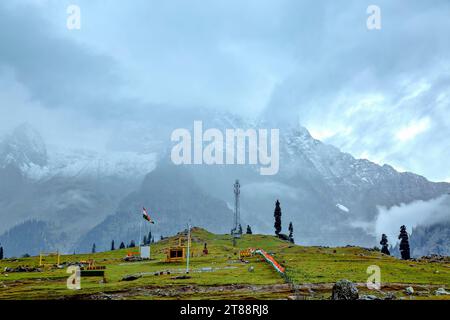 Schneebedeckter Berg in der Bergstation von Sonamarg in Jammu Kaschmir indien. Stockfoto