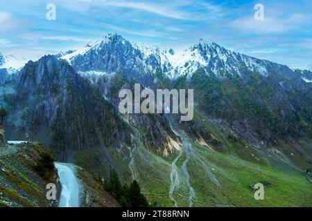 Jetzt bedeckter Berg in der Bergstation von Sonamarg in Jammu Kaschmir indien. Stockfoto