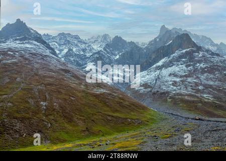 Jetzt bedeckter Berg in der Bergstation von Sonamarg in Jammu Kaschmir indien. Stockfoto