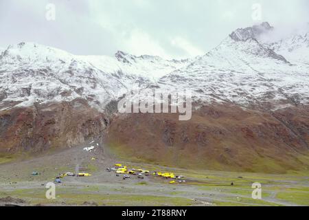 Jetzt bedeckter Berg in der Bergstation von Sonamarg in Jammu Kaschmir indien. Stockfoto