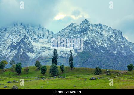 Jetzt bedeckter Berg in der Bergstation von Sonamarg in Jammu Kaschmir indien. Stockfoto