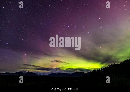 Der Big Dipper und die Aurora Borealis zeigen durch die Wolken über Denali und der Alaska Range, vom North Denali Aussichtspunkt im Bundesstaat Denali aus gesehen Stockfoto