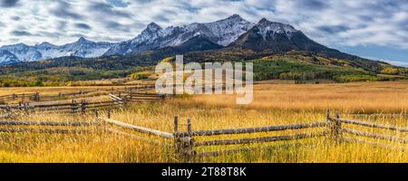 Geteilte Zugzäune säumen die Straße in Richtung Hayden Peak an der Last Dollar Road in der Nähe von Ridgway, Colorado. Stockfoto