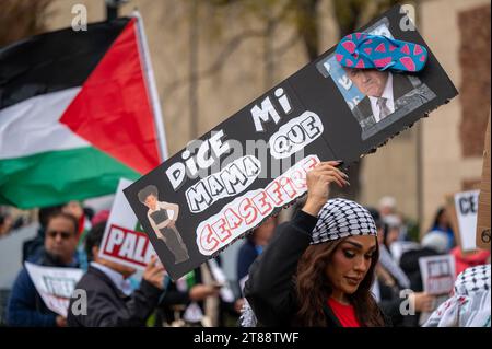 Sacramento, CA, USA. November 2023. Pro-palästinensische Demonstranten protestieren am Samstag, den 18. November 2023, im Auditorium der Gedenkstätte in Sacramento. Die Demonstranten wollen den anhaltenden Angriff der israelischen Regierung auf Palästinenser in Gaza beenden. (Kreditbild: © Paul Kitagaki Jr./ZUMA Press Wire) NUR REDAKTIONELLE VERWENDUNG! Nicht für kommerzielle ZWECKE! Stockfoto