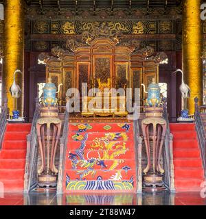 China, Peking, Kaiserpalast, Palastmuseum oder Verbotene Stadt, Kaiserlicher Thron in der Halle der Obersten Harmonie, Tai he Männer im Schnee Stockfoto