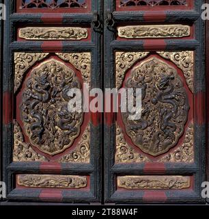 China, Peking: Kaiserpalast, Verbotene Stadt, Gugong, Tür, geschnitzt, Drachensymbole, goldene Metallspitze an der Tür Stockfoto